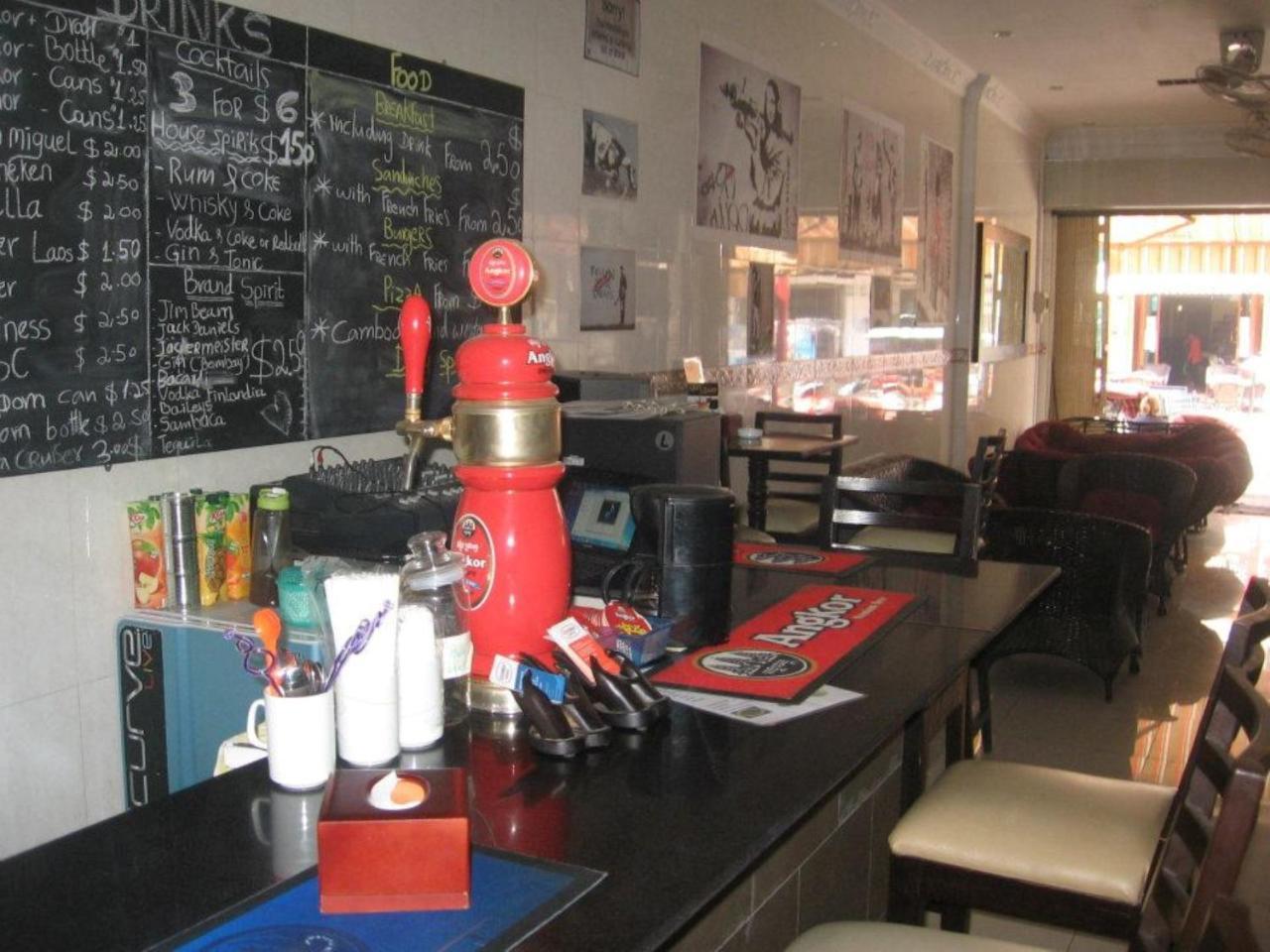 פנום פן Riverside Backpackers חדר תמונה